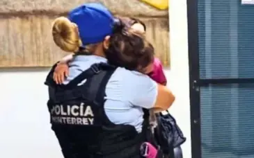Vecinos alertan sobre niña sola en Monterrey