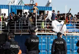 Migrantes rescatados en el Mediterráneo llegan a puerto siciliano