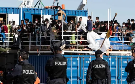Migrantes rescatados en el Mediterráneo llegan a puerto siciliano