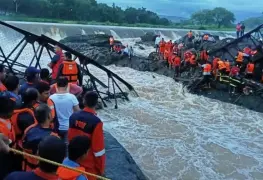 Desplome de puente en la India deja 32 heridos