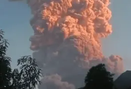 Erupciona volcán en Indonesia.