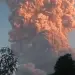 Erupciona volcán en Indonesia.