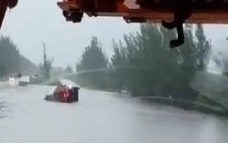 Inundaciones paralizan vialidades en Ciudad Madero y Altamira.