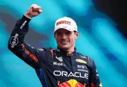 Verstappen guarda casco para Checo.