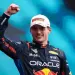 Verstappen guarda casco para Checo.