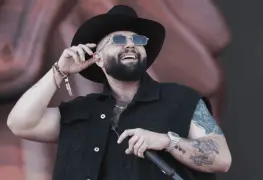 Carin León rompe fronteras musicales.