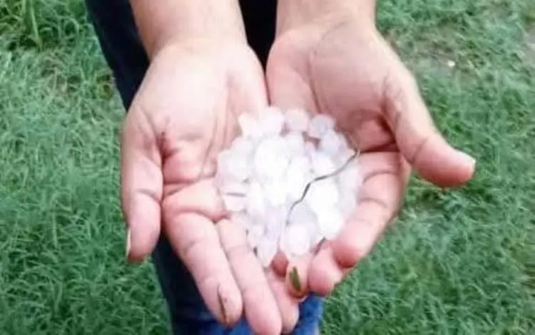 LES CAYÓ GRANIZO EN COMALCALCO