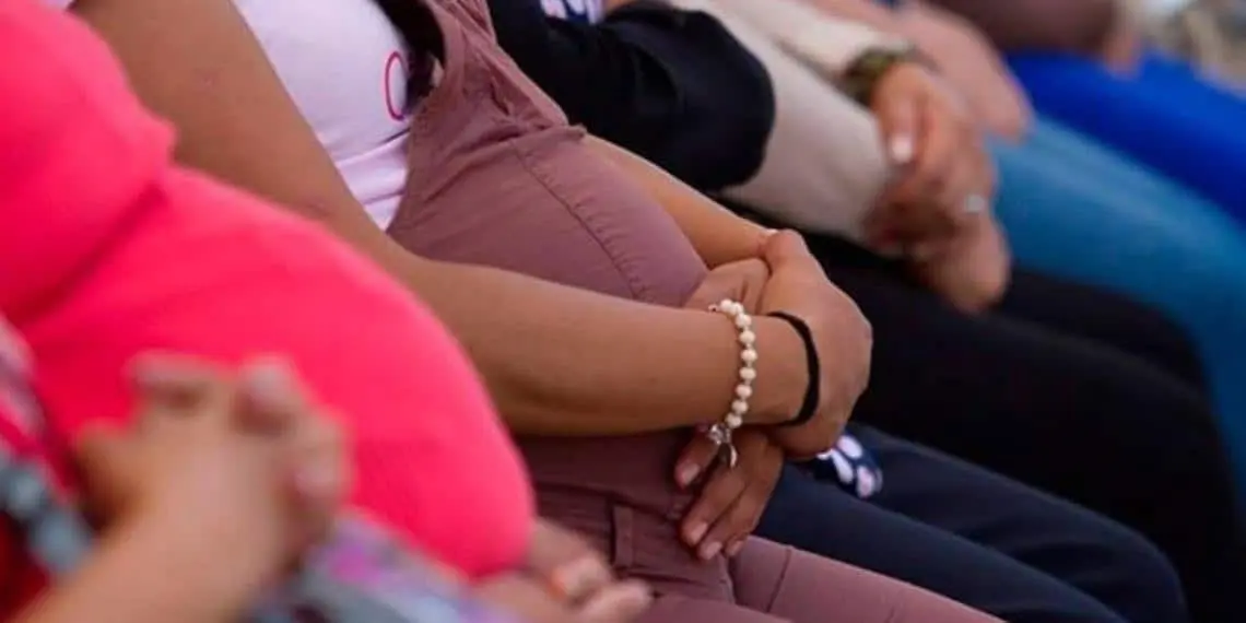 Gobierno Federal se compromete a erradicar la maternidad infantil en México