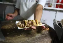 Alerta sanitaria en CDMX por bacterias fecales en salsas de puestos ambulantes