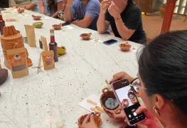 Cacao y miel se mezclan con raíces