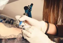 Tatuajes no son motivo de discriminación en empleo