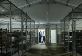 Jueza ordena cierre de centro de detención migratoria en Florida