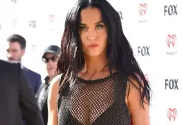 Katy Perry irradia belleza con atuendo transparente