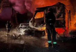 Rayo provoca incendio de tráiler
