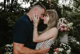 Romance entre Taylor Swift y Travis Kelce culmina en compromiso