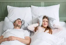 Lo que tu pareja nota antes que tú: 6 señales de apnea del sueño