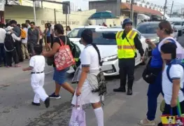 Estudiantes regresan a las aulas 