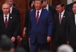 China exhibe su arsenal militar en desfile en Beijing