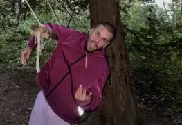 Justin Bieber pasea semidesnudo por el bosque y despierta preocupación