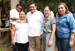 Javier May asiste a presentación de obra teatral en Centla