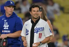 Sergio Pérez emociona al lanzar la primera bola en juego de Dodgers vs Phillies