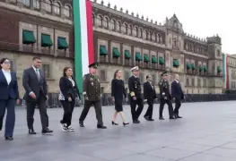 Claudia Sheinbaum iza bandera a media asta en memoria de víctimas de sismos