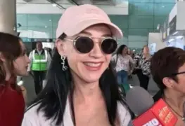 Susana Zabaleta abucheada por reporteros en el Aeropuerto Internacional de la Ciudad de M&eacute;xico