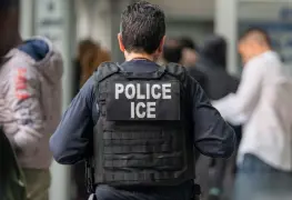 Ataque a periodista de CBS News en detención migratoria