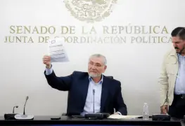 Senador Adán Augusto López presenta declaraciones fiscales en rueda de prensa