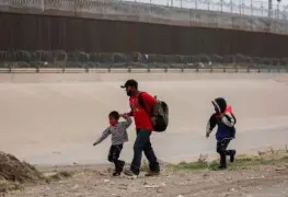 Juez bloquea política de Trump sobre detención de menores migrantes en centros para adultos