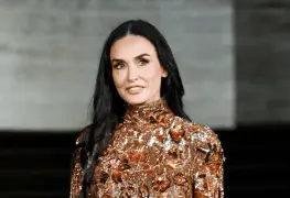 Demi Moore deslumbra en la semana de la moda de París con su estilo único
