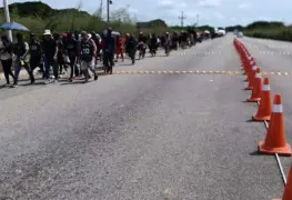 Migrantes en búsqueda de empleo avanzan por el país