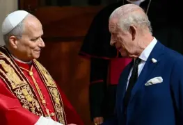 Rey Carlos III y Papa León XIV rezan juntos en la Capilla Sixtina