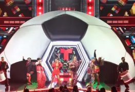 Carlos Vives, Wisin, Emilia y Xavi interpretan Somos mas