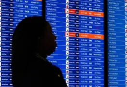 Escasez de personal en aeropuertos provoca crisis operativa en aviación estadounidense