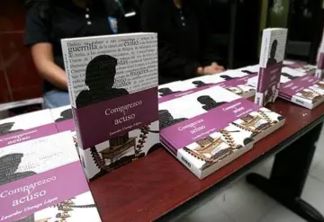 Lourdes Uranga presenta Comparezco y acuso en Tabasco