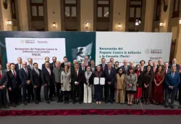 Claudia Sheinbaum y empresarios firman acuerdo para mantener la canasta básica en 910 pesos