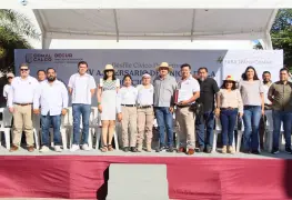 Encabeza Ovidio Peralta colorido desfile revolucionario en Comalcalco