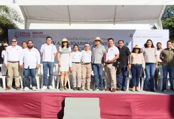 Encabeza Ovidio Peralta colorido desfile revolucionario en Comalcalco