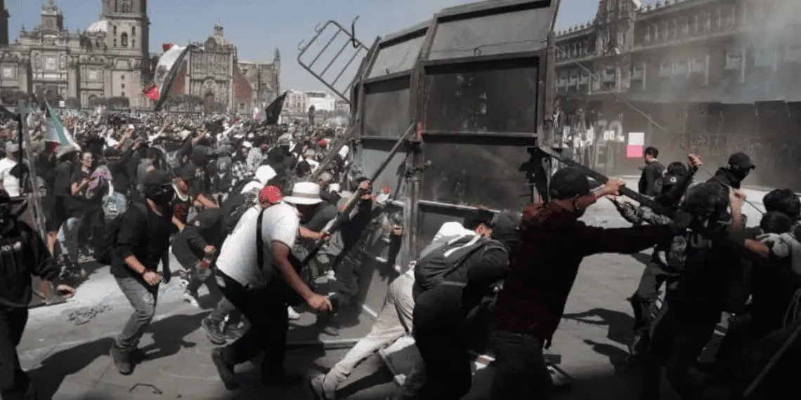Morena acusa a oposición por disturbios en Zócalo capitalino