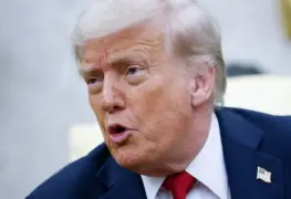 Donald Trump insulta a reportera en conferencia de prensa