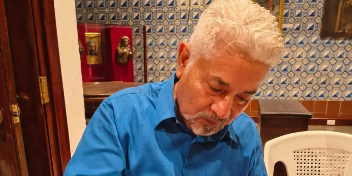 Presenta sus objetos poéticos