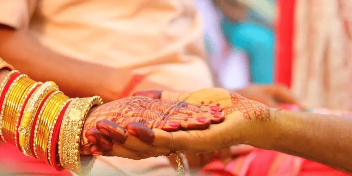 Tradición hindú, mujer se casa con novio muerto en India