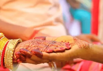 Tradición hindú, mujer se casa con novio muerto en India