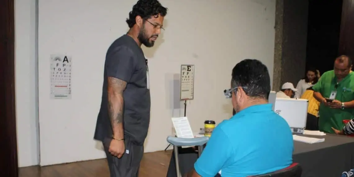 Beneficencia pública entrega lentes graduados en Tabasco