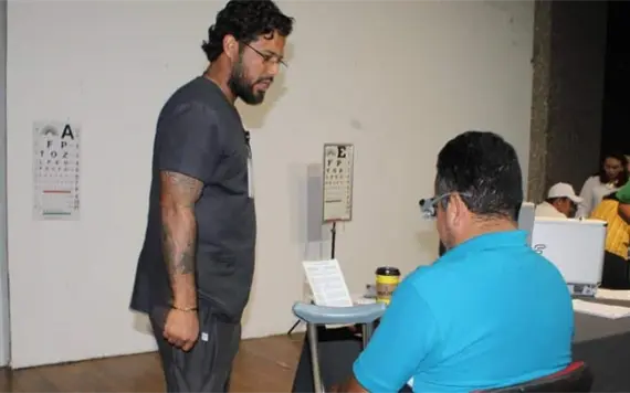 Beneficencia pública entrega lentes graduados en Tabasco