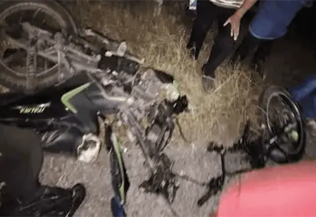 Padre e hija gravemente heridos en choque de motocicleta y auto