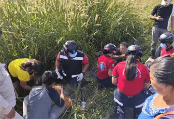 Combi impacta a motociclistas en carretera