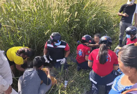 Combi impacta a motociclistas en carretera