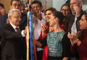 Claudia Sheinbaum recibe bast&oacute;n de mando de AMLO